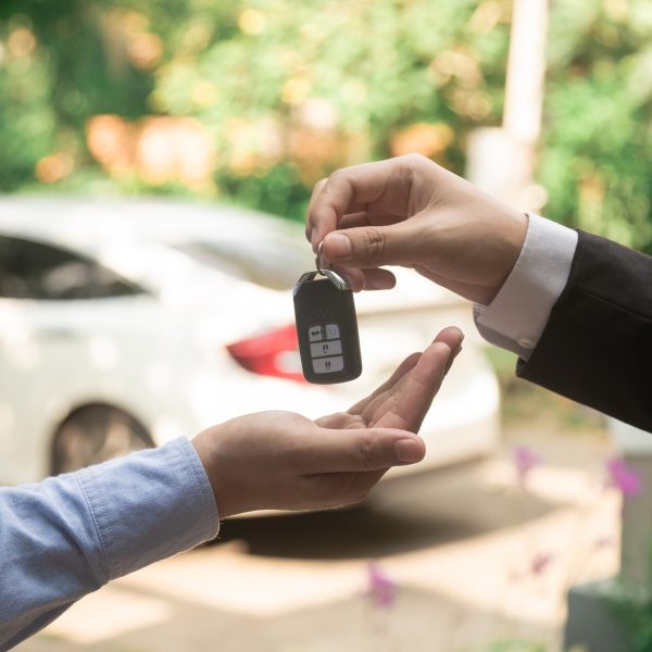 auto-business-car-sale-deal-gesture-and-people-concept-close-up-of-dealer-giving-key-to-new-owner-and_t20_pR3jbd auto-business-car-sale-deal-gesture-and-people-concept-close-up-of-dealer-giving-key-to-new-owner-and_t20_pR3jbd