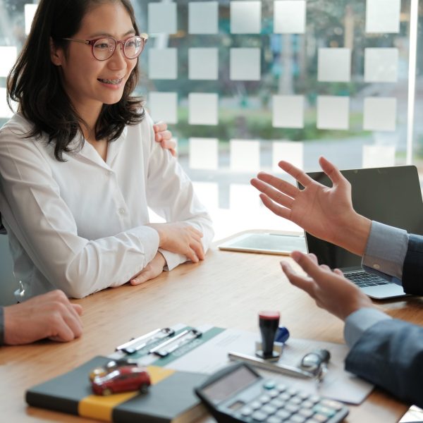 couple-consulting-lawyer-about-buying-renting-house-car-insurance-broker-financial-advisor-giving_t20_bxBEpp couple-consulting-lawyer-about-buying-renting-house-car-insurance-broker-financial-advisor-giving_t20_bxBEpp