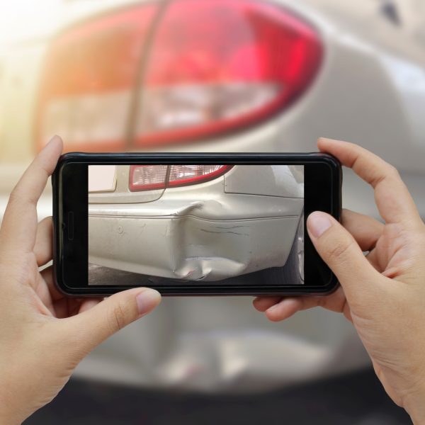 hand-holding-smart-phone-take-a-photo-at-the-scene-of-a-car-crash_t20_goXyEx hand-holding-smart-phone-take-a-photo-at-the-scene-of-a-car-crash_t20_goXyEx