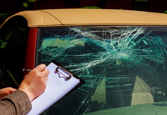 insurance-agent-writing-report-on-clipboard-after-car-accident_t20_mR2v78 insurance-agent-writing-report-on-clipboard-after-car-accident_t20_mR2v78