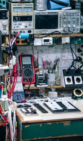 working-station-inside-a-mobile-repair-shop_t20_Oz0L22 working-station-inside-a-mobile-repair-shop_t20_Oz0L22